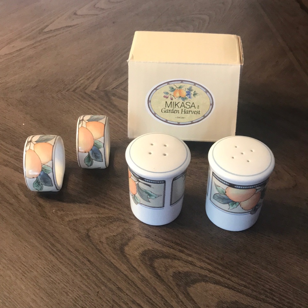 Mikasa salt & pepper shaker set with 2 napkin rings